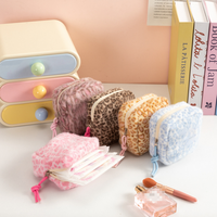 Nouvelles trousses de toilette roses à imprimé léopard pour filles, sacs menstruels portables, petits sacs de rangement en peluche pour serviettes hygiéniques, mini-pochettes