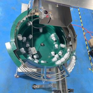 Máquina de prensado automático de boquillas de aerosol Boquilla automática y soporte de cubierta de una pieza Placa de vibración adecuada personalizada - Product Image 3