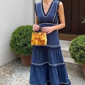 เดรสยาวแฟชั่นผู้หญิงสไตล์เรโทร คอวี แขนกุด แต่งลูกไม้ ปักลายพู่ห้อย รุ่นใหม่รับซัมเมอร์ - Product Image 3