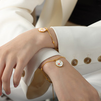 Gelang Titanium Steel Trendy Moon Charm Rantai Ular Bulat Grosir Lapis Emas Vakum Anti Air untuk Wanita Pesta