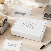Boîte d'expédition en carton ondulé blanc avec bande détachable, ouverture facile, logo personnalisé, finition mate UV pour l'emballage de vêtements, cosmétiques et cadeaux