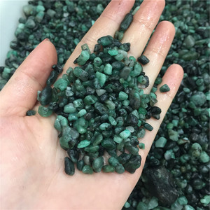 Piedra en bruto de cristal Esmeralda Natural, grava mineral preciosa Fengshui hecha a mano - Product Image 1