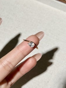 Anillo de Plata 925 con Baño de Oro de 18K y Circonita Blanca en Forma de Gota de Lluvia, Joyería UM, para Bodas, Fiestas, Aniversarios y Uso Diario - Product Image 4