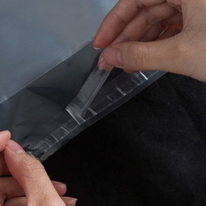 Giysiler için Buzlu Tasarım ve Gravür Baskılı Özel Yapışkanlı Kapatmalı Geri Dönüştürülmüş LDPE Plastik Poşet - Product Image 4