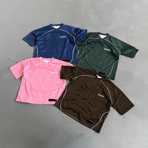 เสื้อยืดคัสตอมหลากสี เสื้อฟุตบอลทรงโอเวอร์ไซส์ คอวี แขนสั้น คุณภาพสูง ระบายอากาศได้ดี สไตล์สตรีทแวร์ เสื้อกีฬาฟุตบอล - Product Image 1