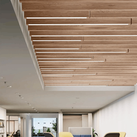 Plafond acoustique insonorisant moderne carré imperméable ignifuge en aluminium à lamelles linéaires pour bureau, hôtel, centre commercial