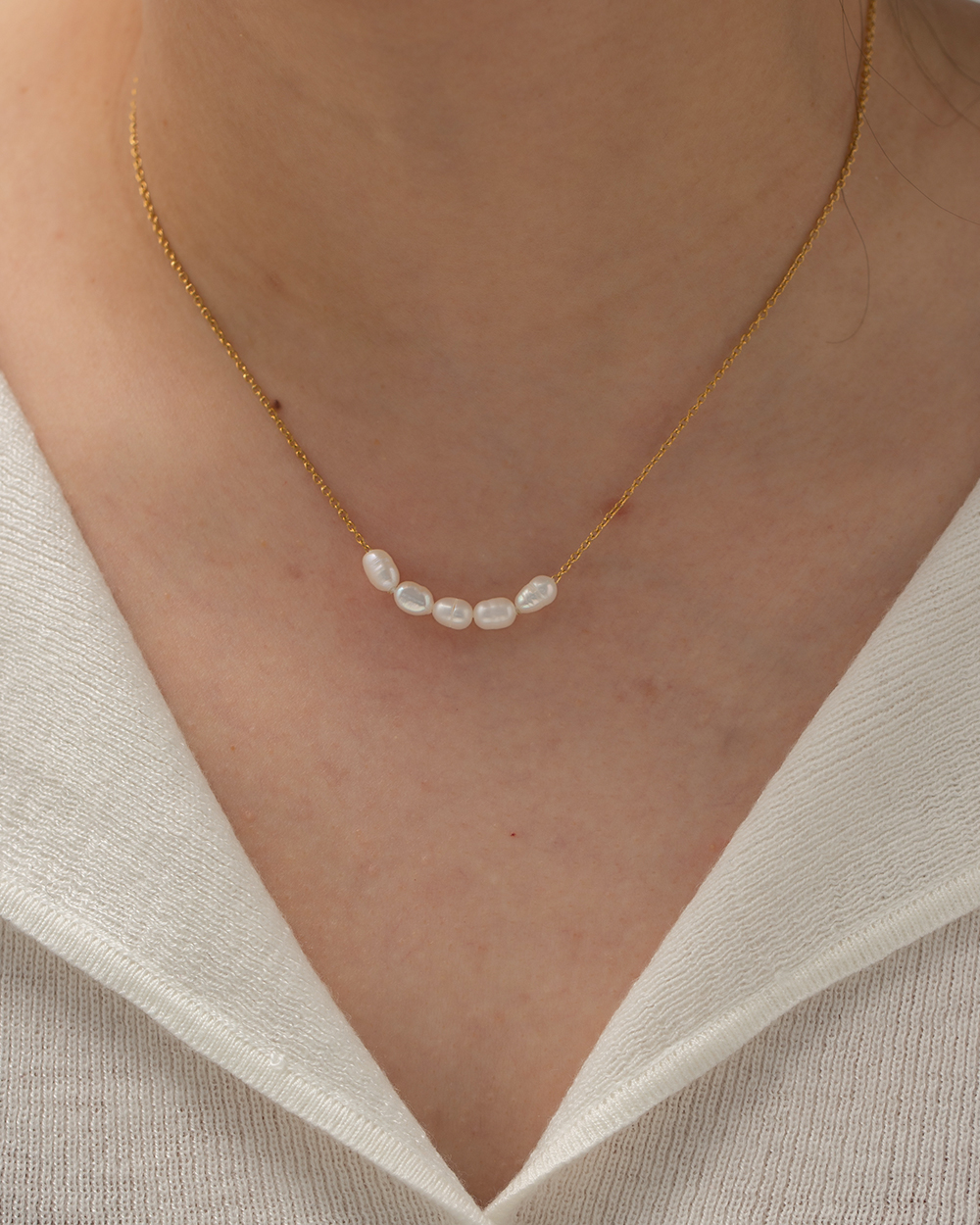 five pearls necklace