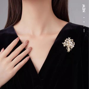 Broche élégante en forme de fleur, plaquée or, avec cristaux et strass, bijoux pour femmes, mariage, fiançailles, designs personnalisés - Product Image 3