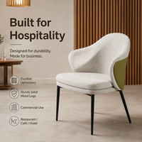 Moderne Bouclé stoffen eetkamerstoel met omhullende rugleuning, olijfgroene accentpaneel, metalen poten, geschikt voor restaurant, hotel, café.