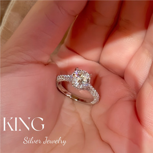 Anillo de Moissanita King Silver Jewelry, Plata de Ley S925 Chapada en Oro, Diamante Central de 2 Quilates, Anillo de Boda para Mujer - Product Image 3