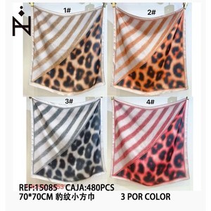 Foulard Quadrato Piccolo con Stampa Leopardata 70x70cm, Accessorio di Moda per Donne - Product Image 3