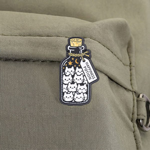 Spilla smaltata a forma di bottiglia della pozione della felicità con gatti bianchi carini in barattolo dei desideri, per decorazione zaino - Product Image 4