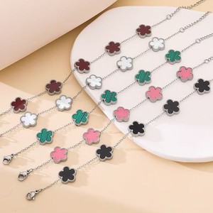 Pulseras RINHOO de acero inoxidable 316L con diseño de flor de cinco hojas para mujer, <span class=keywords><strong>pulsera</strong></span> de metal chapada en PVD de 18K, regalo de joyería romántica para fiesta. - Product Image 3