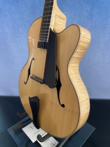 <span class=keywords><strong>Guitare</strong></span> électrique jazz artisanale Yunzhi <span class=keywords><strong>Luthier</strong></span> 17 pouces, corps creux en érable flammé, table arquée en épicéa, dos et côtés en ébène, manche en ébène, finition naturelle - Product Image 6
