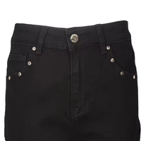 Jean en denim coupe bootcut style rétro américain, bords effilochés et déchirés, blanc tendance, coupe skinny pour femme