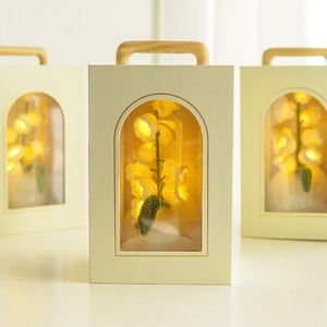 ช่อดอกลิลลี่ออฟแวลเลย์ถักโครเชต์ทำมือ พร้อมปลั๊ก USB และแบตเตอรี่ ใช้ได้สองแบบ เหมาะสำหรับวันครู - Product Image 2