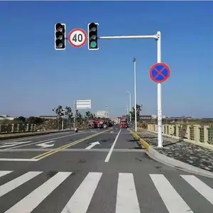 Panneau de signalisation multifonctionnel Polonais de feu de signalisation Polonais avec l'extérieur complet en acier simple de double bras croisé Polonais