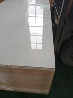 Le blanc à haute brillance de 18mm stratifié/mélamine a fait face aux feuilles UV de panneau panneaux MDF UV