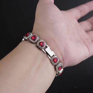 สร้อยข้อมือฮิปฮอปแฟชั่นผู้ชาย ประดับคริสตัลหรูหรา หินทับทิมสีแดง น้ำหนักเบา ผลิตจากโลหะผสม รับดรอปชิป ผลิตโดยตรงจากโรงงาน - Product Image 4