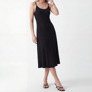 <span class=keywords><strong>Robe</strong></span> <span class=keywords><strong>noire</strong></span> chic sans manches taille haute coupe ajustée en maille côtelée style vintage pour <span class=keywords><strong>femme</strong></span>, collection Printemps/Été 2026, idéale pour le bureau - Product Image 2