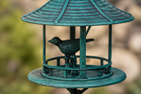 Mangeoire à oiseaux en plastique robuste anti-écureuils, grande capacité, design antique, couleur bronze/vertigrine, écologique, à fixer au support