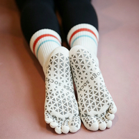 Chaussettes de yoga à 5 doigts rayées en gros, chaussettes de Pilates avec grip antidérapant en PVC, couleurs assorties pour femmes
