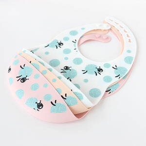 Venta al por mayor disponible azul sombreado abeto y postre Color rojo estampado patrón 4 botones babero <span class=keywords><strong>de</strong></span> silicona para la alimentación del bebé - Product Image 6