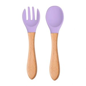 Ensemble de 2 couverts pour bébé et tout-petit, sans BPA, de qualité alimentaire, avec cuillère et fourchette à embout en silicone souple et manche en bois - Product Image 1