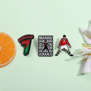 Broche esmaltado de 7 ° jugador de fútbol Ronaldo portero diseño creativo deporte Metal insignia vestir Punk solapa Pin - Product Image 4