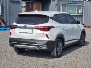 รถมือสองปี 2021 สีขาว ฮุนได เซลโทส เกียร์ออโต้ เครื่องยนต์ดีเซล SUV พวงมาลัยซ้าย ยูโร 6 ระบบควบคุมการทรงตัวอิเล็กทรอนิกส์ ไม่มีประวัติอุบัติเหตุ - Product Image 2