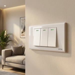 สวิตช์ไฟติดผนังแบบ 3 ช่อง ดีไซน์ทันสมัย วัสดุ PC ทนทาน รองรับกระแสไฟ 16A สำหรับงานก่อสร้างที่อยู่อาศัย - Product Image 1