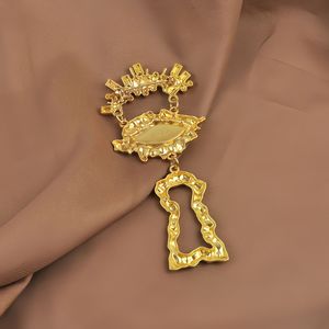 Broche de Luxo Banhado a Ouro com Olho Grego, Strass e Esmalte Verde, em Metal Martelado, com Pingente de Furo de Chave e Alfinete de Lapela - Product Image 5