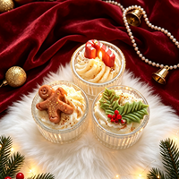 Bougie parfumée de luxe en verre pour Noël, avec motif Bonhomme en pain d'épices, canne à sucre et houx, idéale pour les fêtes, le Nouvel An et comme petit cadeau.