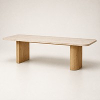 Ensemble de salle à manger rectangulaire moderne en travertin sculptural avec pieds en chêne et chaises crème pour villas, hôtels et intérieurs résidentiels