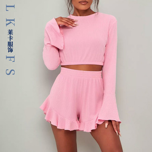 Conjunto de top corto y pantalones cortos acanalados de color rosa para mujer, ropa de dormir de manga larga con dobladillo acampanado para uso en el hogar y al aire libre - Product Image 1