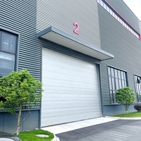 Porte sectionnelle coulissante électrique à grande portée pour hangar de drone, isolation thermique, finition acier, entrepôt industriel, double hangar