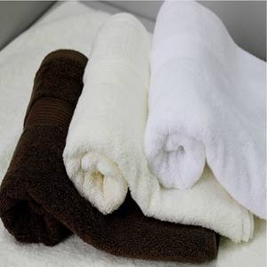 <span class=keywords><strong>Set</strong></span> di Asciugamani da Bagno per Hotel con Logo Ricamato, Asciugamani Bianchi in Spugna di Cotone - Product Image 1