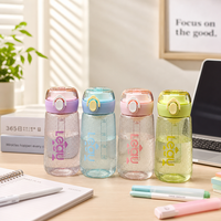 Bouteille d'eau en plastique colorée de haute qualité avec filtre à thé et fruits, échelle de mesure, couvercle à bouton-poussoir pour la gym et l'extérieur