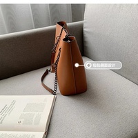 Sac à bandoulière en PU durable pour femme avec fermeture éclair, détail chaîne, motif bonbon – Indispensable pour les trajets quotidiens toutes saisons