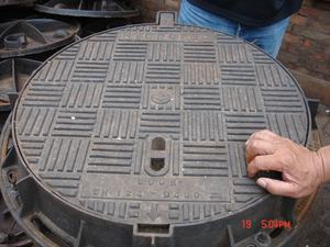 Couverture de trou d'homme en <span class=keywords><strong>fonte</strong></span> ductile EN124 B125 <span class=keywords><strong>D400</strong></span> de haute qualité <span class=keywords><strong>grille</strong></span> de vidange conception ronde carrée directement fournie par la Chine - Product Image 5