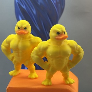 Statue <span class=keywords><strong>de</strong></span> canard musclé en plastique durable imprimée en 3D Bodybuilder unique Canard Cadeau Sculpture animale en résine pour décor <span class=keywords><strong>de</strong></span> bureau à domicile - Product Image 3