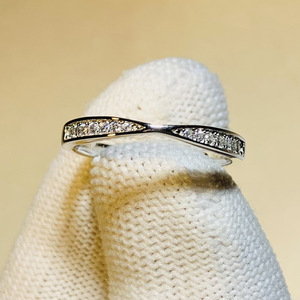 Anello di Fidanzamento Minimalista con Micro Pavé per Donne, Elegante Gioiello da Dito alla Moda - Product Image 2