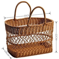 Moderne ecovriendelijke katoenen touwen mand met opengewerkt geweven dessin en handvat voor boodschappen, opbergen, picknick, kamperen en buitengebruik.