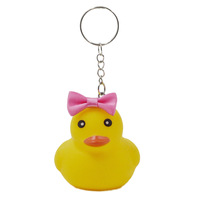 Porte-clés personnalisé avec logo, nœud papillon, canard jaune, dessin animé, canard mignon et populaire sur internet, pendentif en plastique, accessoire souple et couineur