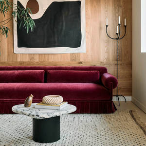 أريكة مخصصة بتنورة مطوية من القطيفة البنفسجية مع شراشيب، أريكة نهارية للفنادق، كنبة لغرفة المعيشة، أريكة زفاف بشرّابات - Product Image 5