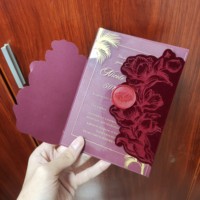 Ensemble d'invitations de mariage élégantes en velours avec impression typographique, carte d'invitation dorée avec sceau de cire pour un mariage moderne et unique