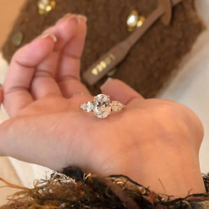 Bague de mode haut de gamme polyvalente pour femme, entièrement sertie de diamants, design en spirale de ballet rotative, forme d'œuf de pigeon, bande torsadée - Product Image 3