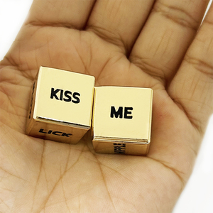 Ensemble de 2 dés coquins <span class=keywords><strong>en</strong></span> métal, alliage de zinc électroplaqué, jeu de <span class=keywords><strong>couple</strong></span> <span class=keywords><strong>pour</strong></span> la Saint-Valentin, cadeau <span class=keywords><strong>pour</strong></span> une soirée romantique - Product Image 1