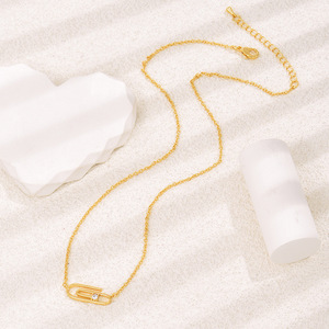 Collana con Ciondolo a Graffetta, Design Minimalista, Collana a Catena per Donne - Product Image 1