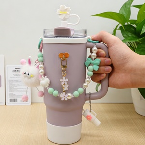 Nuovo Set di 8 Accessori per Bottiglie d'Acqua: Cinghia per il Trasporto, Ciondolo a Stella, Tappo per Cannuccia, Portachiavi in Peluche a Forma di Pallina di Carbone - Vendita all'Ingrosso - Product Image 2